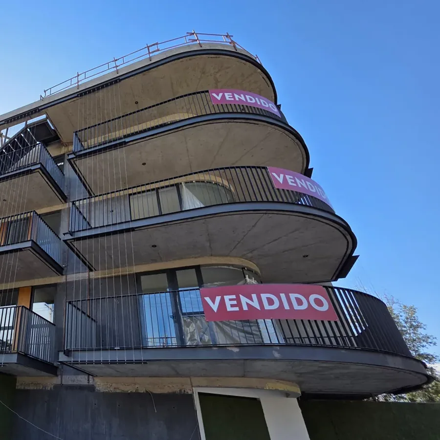 Barandas curvas en las terrazas del edificio Puerto Aguirre, Vitacura