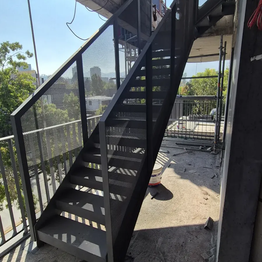 Escalera metálica exterior en el edificio Puerto Aguirre, Vitacura