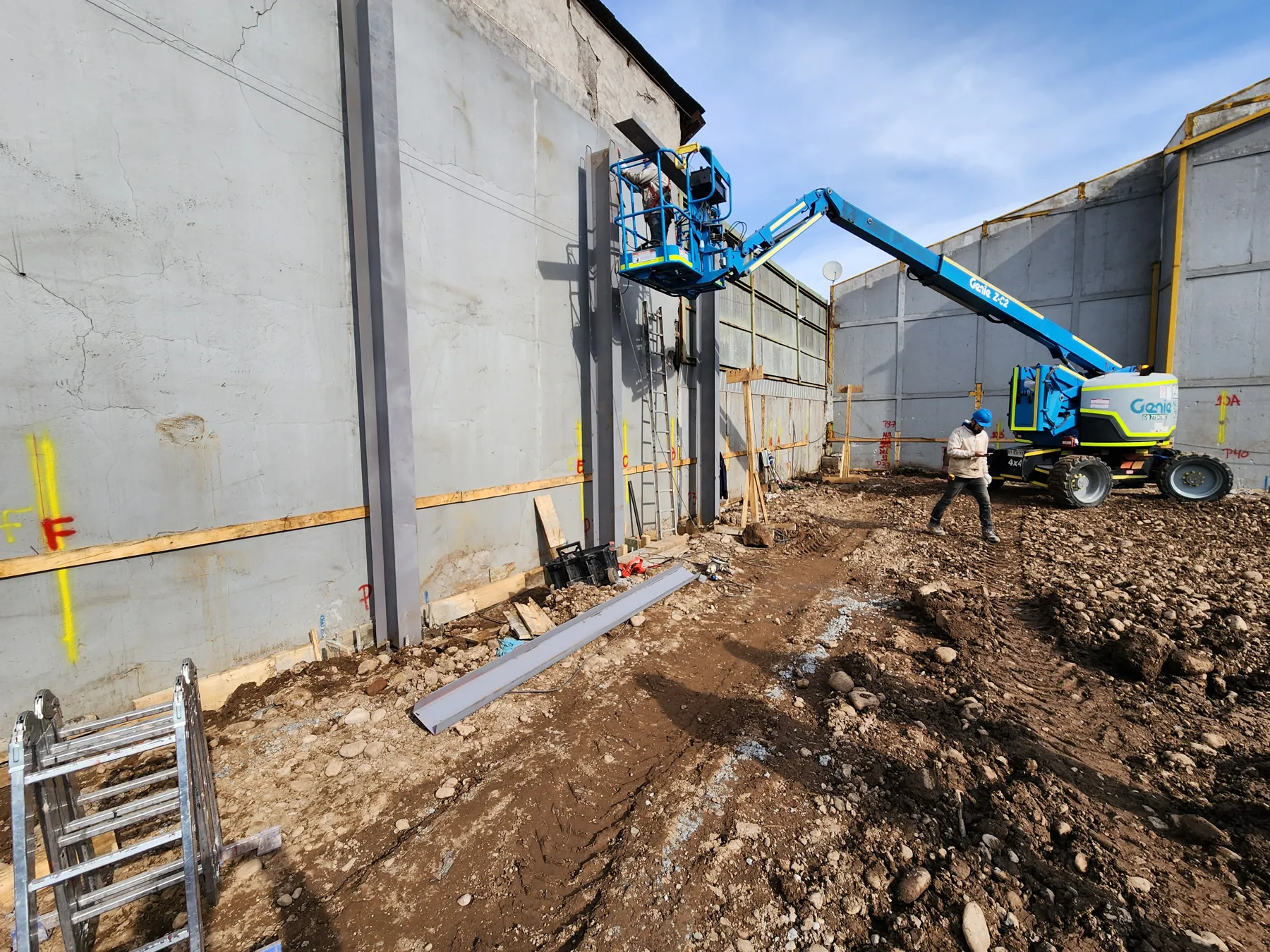 Cuadrilla de ORION montando estructura metálica en altura con plataforma elevadora